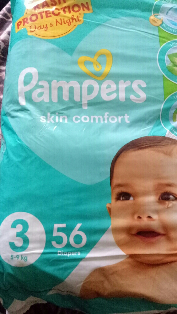 żółty pampers mokry