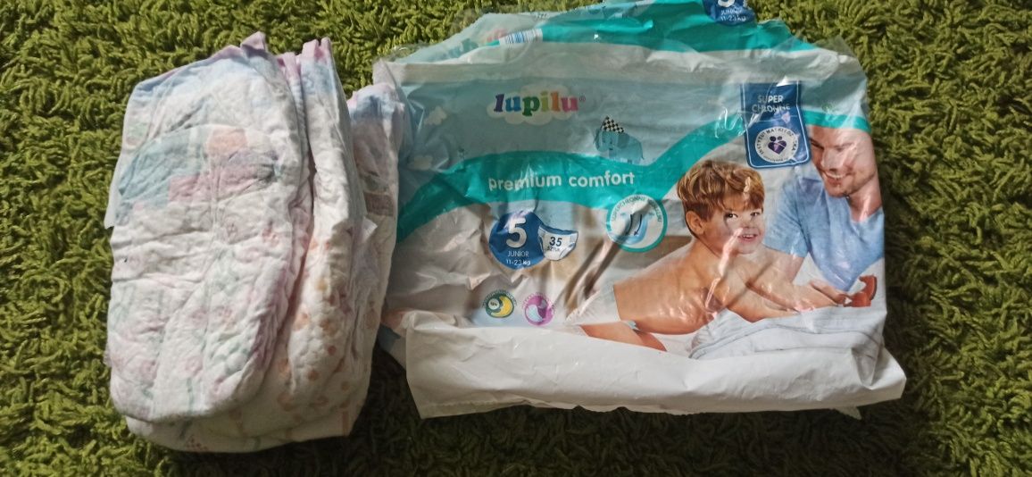 zielone kulki w kupce niemowlaka pampers